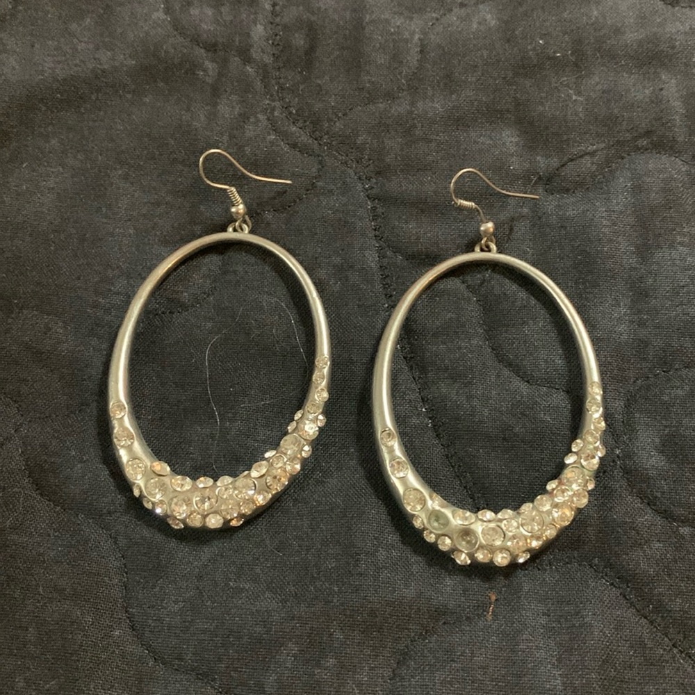 Earrings unknown of the brands.